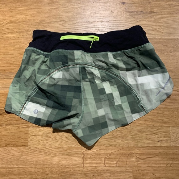 LULULEMON - Running Short - Size 4 - Picture 2 of 6
